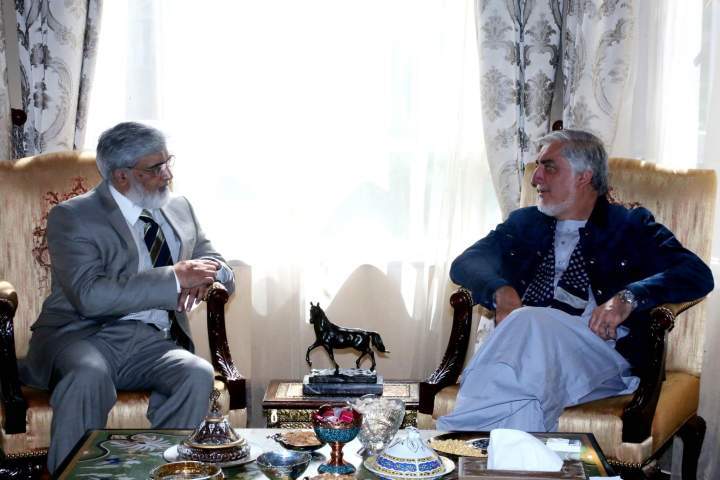 پاکستان سفیر په کابل کې حکومت اجرایی رئیس سره وکتل