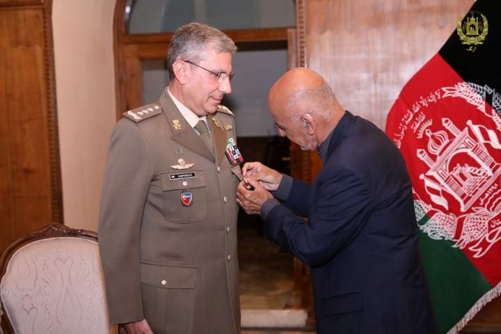 رئیس جمهور غنی به معاون فرماندهی نیروهای حمایت قاطع مدال داد