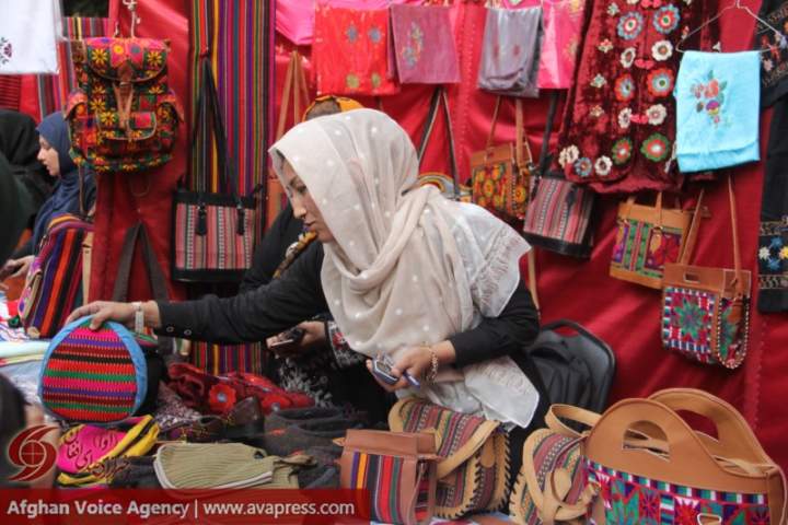 نمایشگاه صنایع دستی در دانشگاه کابل برگزار شد