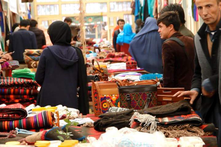 پنجمین نمایشگاه صنایع دستی زنان تجارت پیشه در بامیان برگزار شد