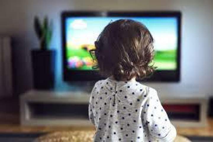 خانواده ها برنامه‌یی برای دیدن کارتون به کودکان شان آماده کنند/ دیدن زیاد تلویزیون باعث دور ماندن کودک از اجتماع می شود