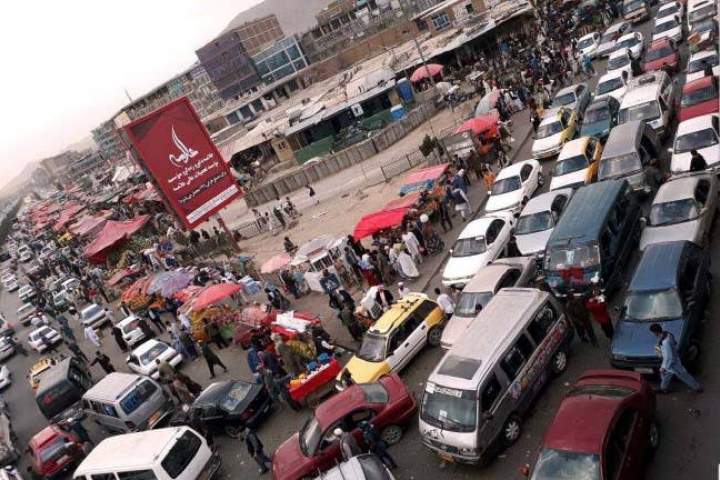 دست فروشان در نقاط مختلف شهر کابل باعث ازدحام ترافیکی شده اند