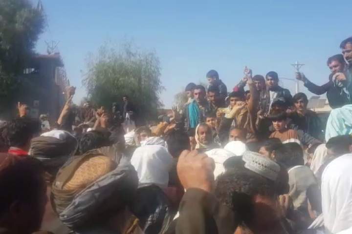معترضان اجساد جان باختگان در حمله هوایی را به مقابل دفتر والی فراه آورده اند
