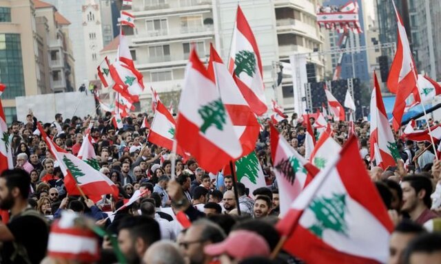 لبنانی‌ها پرچم آمریکا را مقابل سفارت این کشور در بیروت آتش زدند