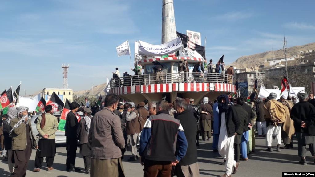 هواداران عبدالله شاهراه کابل - شمال را در بغلان به طور موقت بستند