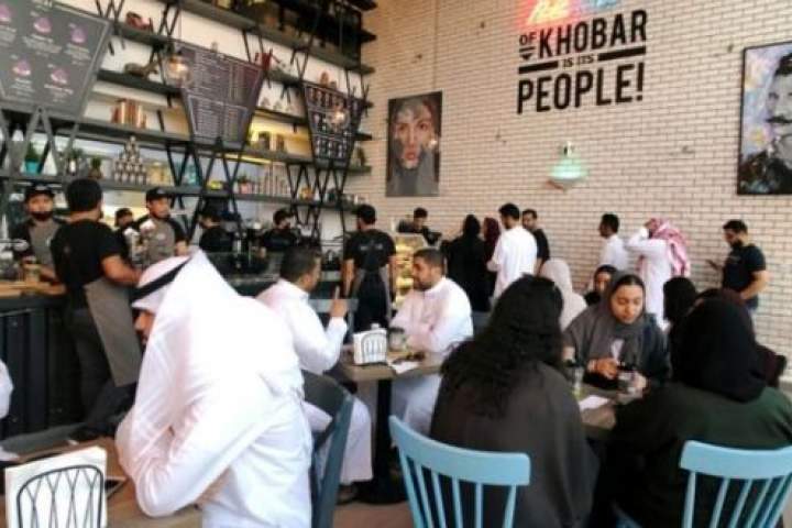 سعودي عربستان رستورانتونو کې د ښځو او نارینه و د دروازو جلا والی لرې کړ.