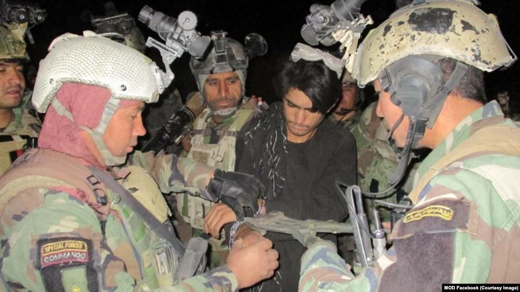 وزارت دفاع: ۱۲ غیرنظامی از بند طالبان در ارزگان آزاد شدند