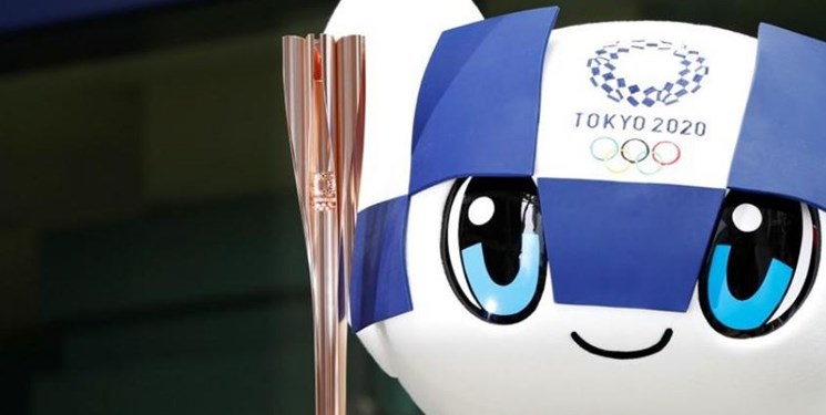 بازیکنان فوتبال بانوان جاپان مشعل المپیک را حمل می‌کنند