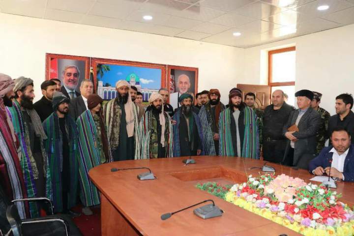 یک فرمانده طالبان با 9 تن دیگر در سرپل به دولت تسلیم شدند