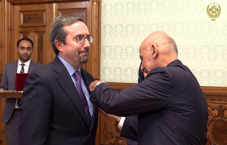 سفیر امریکا در کابل مدال دولتی وزیر محمد اکبرخان دریافت کرد