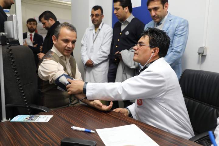 کارکنان کمیسیون مستقل اصلاحات اداری به نیروهای امنیتی خون اهدا کردند