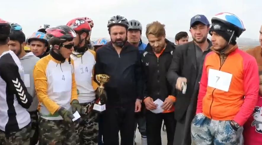 مسابقه ی بایسکل رانی در میدان هوایی ظهیر الدین فاریابی با حضور والی فاریاب  