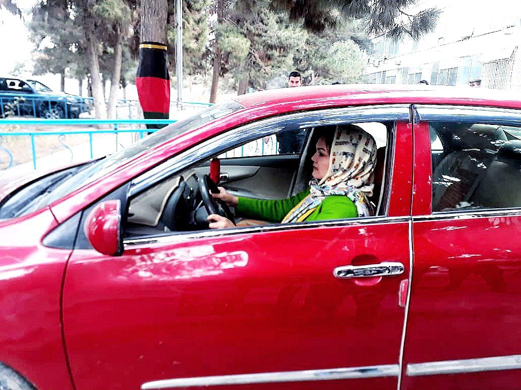 توزیع جواز رانندگی برای 45 زن در ولایت بلخ/ مزاحمت مردان، بزرگترین مانع رانند‌گی زنان است