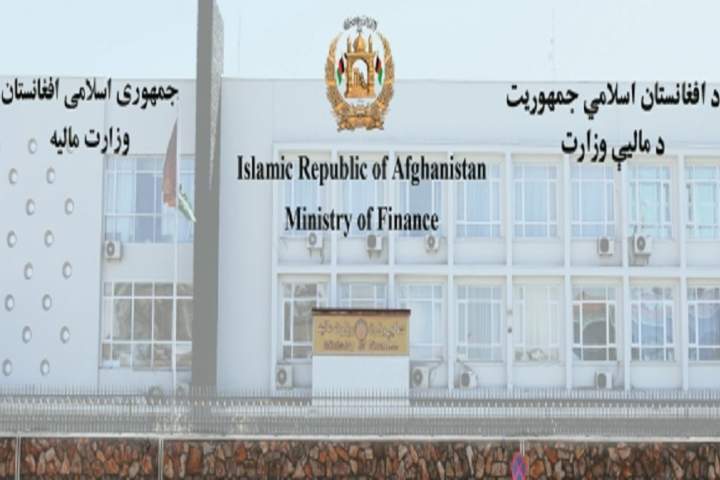 بیش از 37 درصد کارمندان وزارت مالیه را تاجیک‌ها، 39 درصد را پشتون‌ها و 4 درصد را هزاره‌ها تشکیل می‌دهد