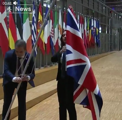 لحظه برداشته شدن بیرق بریتانیا از ساختمان شورای اتحادیه اروپا در بروکسل  
