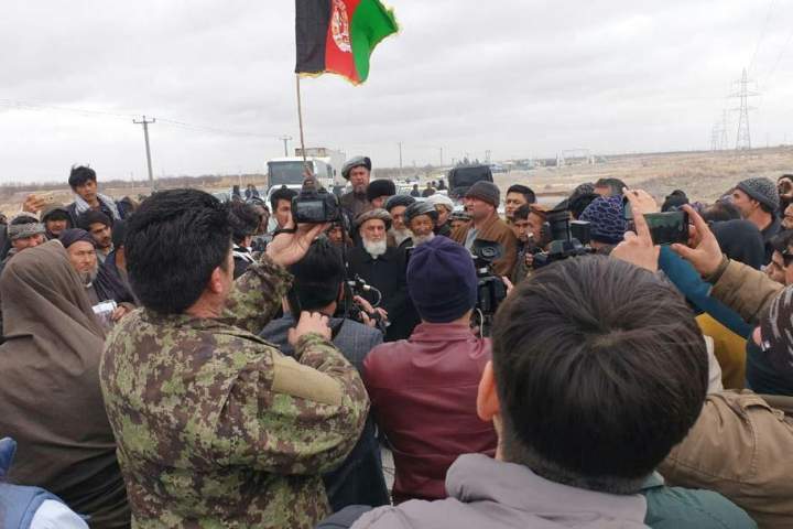 سرک عمومی مواصلاتی مزارشریف - بندر حیرتان از سوی معترضان قوم ترکمن مسدود شد