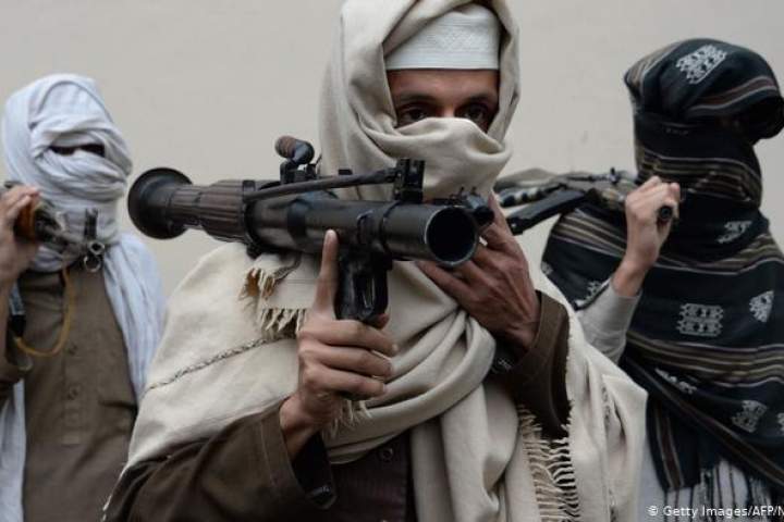 په غور او هرات کې مجموعا ۴۰۰ طالبان تسلیم شوي