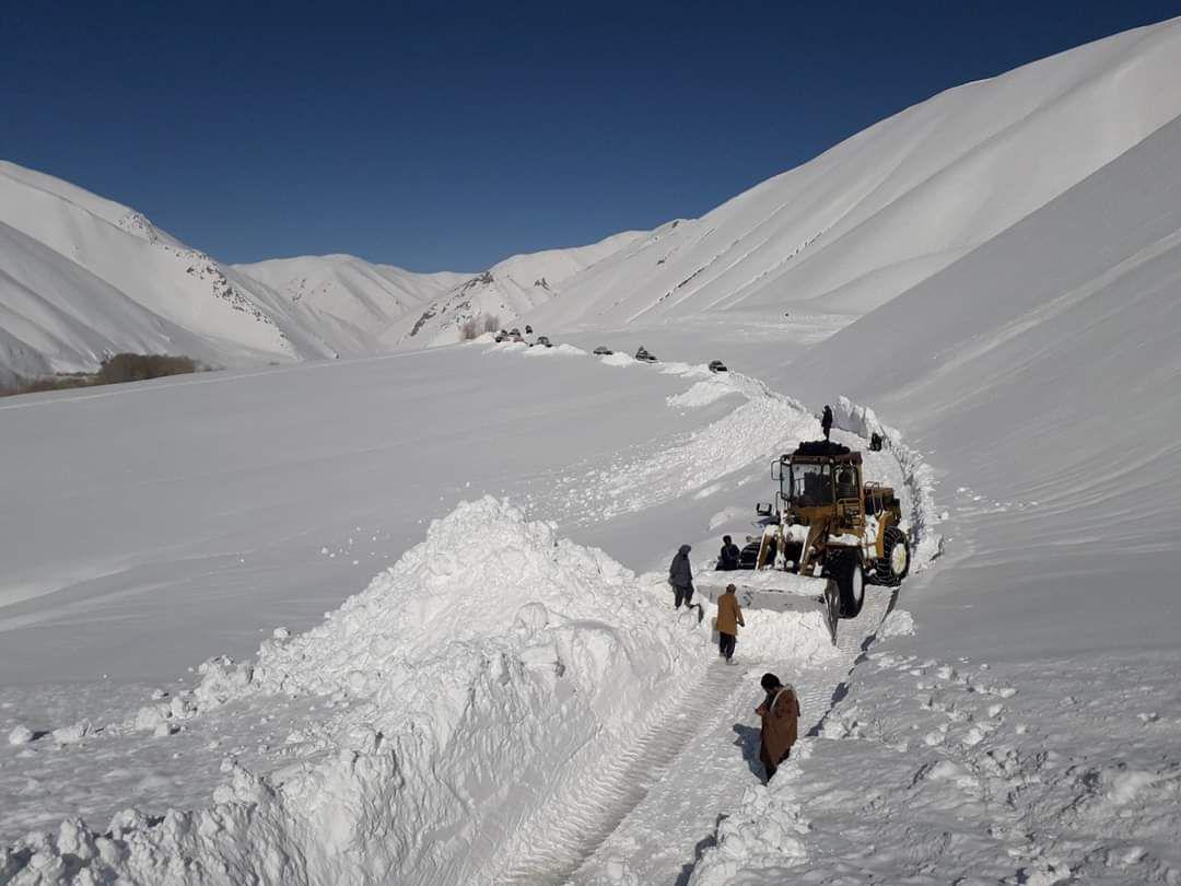 ده ها مسافر به دلیل برف کوچ در ولسوالی پنجاب گیر مانده اند