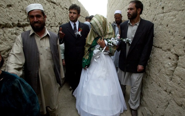 بار سنگینی دیگر بر شانه داماد؛ تزیین عروس تا بیش از 50 هزار افغانی در مزارشریف!