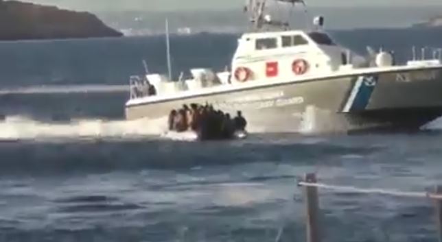 ترکیه فیلمی از تلاش گارد ساحلی یونان برای «غرق کردن» قایق پناهجویان منتشر کرد  <img src="https://cdn.avapress.com/images/video_icon.png" width="16" height="16" border="0" align="top">