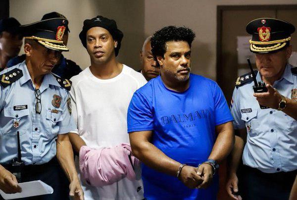 حکم رونالدینیو صادر شد: شش ماه زندان در پاراگوئه!