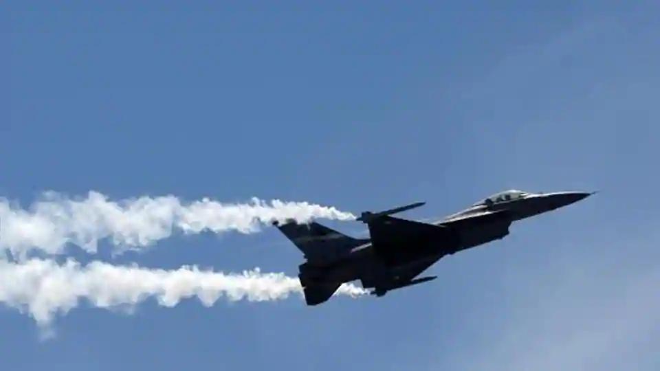 Pakistan Air Force F-16 crashes in Islamabad during national day fly-past