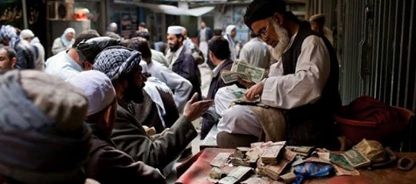 Afghani Value Falls Against Dollar As US Slashes $1bn in Aid