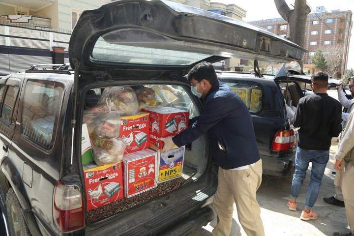 توزیع مواد غذایی به خانواده‌های بی‌بضاعت در کابل