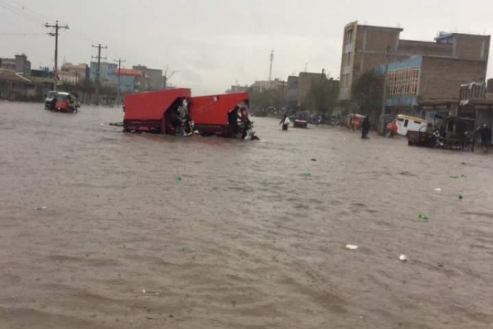 شاهراه هرات_ قندهار بر اثر سیلاب به روی رفت و آمد مسدود شد