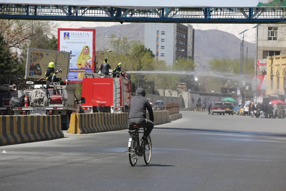 آغاز ضد عفونی شهر کابل از سوی پولیس اطفائیه