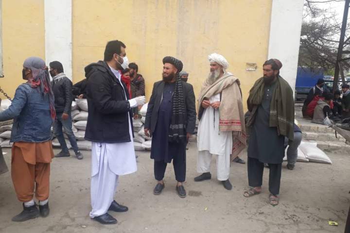 والی کابل 500 تُن گندم را برای کوچی‌ها و مردم ناحیه 16 شهر کابل توزیع کرد
