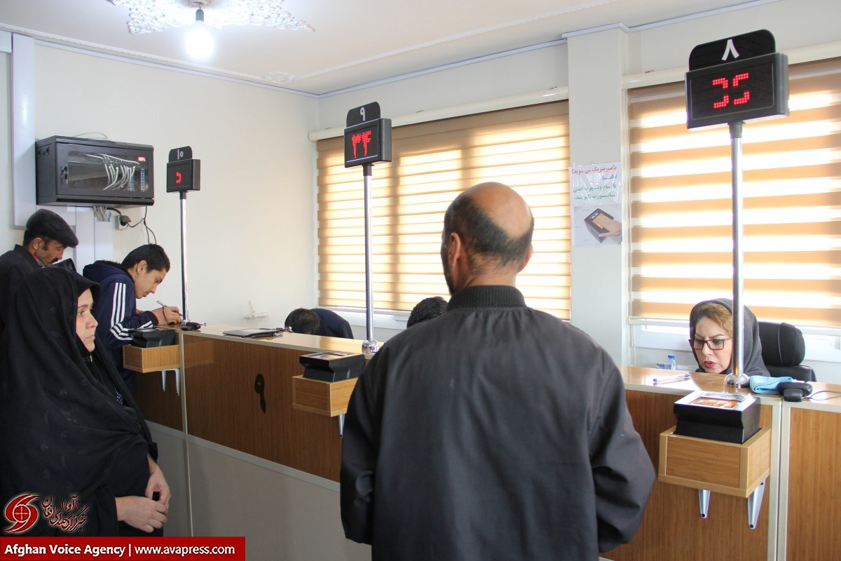 بازگشت تدریجی فعالیت‌های بخش قونسلی سفارت افغانستان در تهران/ مهاجرین تهران می‌توانند برای تمدید پاسپورت نوبت بگیرند