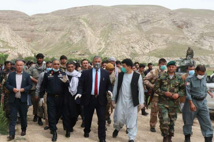 والی و مقامات امنیتی سرپل از کمین طالبان جان سالم به در بردند؛ شهادت و زخمی شدن 7 سرباز