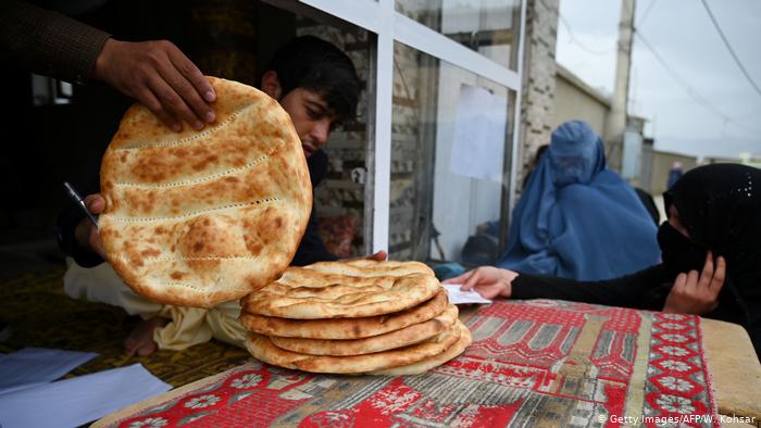شهرداری کابل نواقص در لیست خانواده‌های نیازمند برای دریافت نان را برطرف کند/ فاصله‌گذاری اجتماعی در محلات توزیع نان رعایت شود