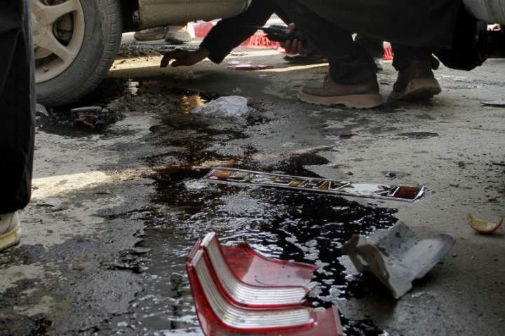 در انفجار دو بمب کنار جاده امروز در کابل، یک غیرنظامی زخمی شد
