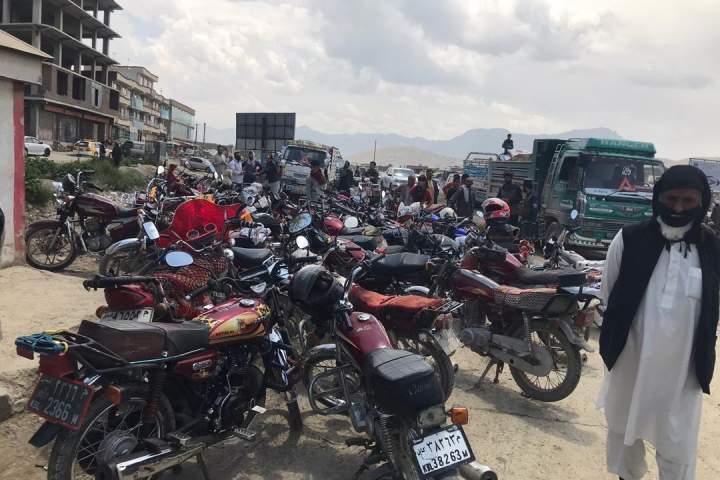 پولیس از تردد موتورسایکل در کابل جلوگیری می‌کند