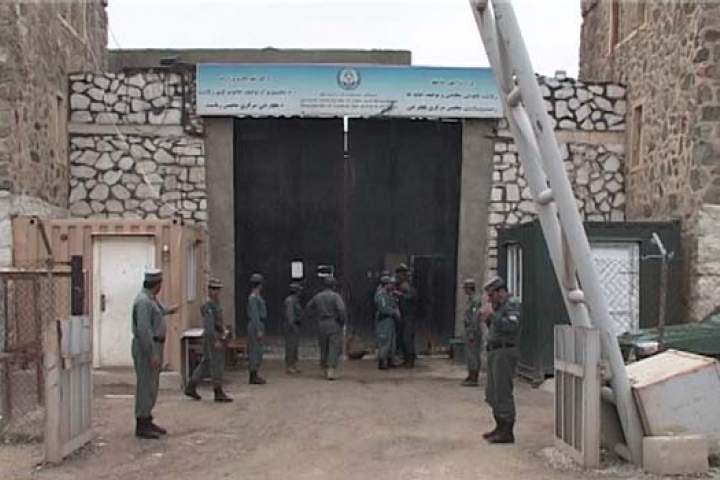 یک مسئول زندان پلچرخی هنگام دریافت 30 هزار افغانی رشوت بازداشت شد