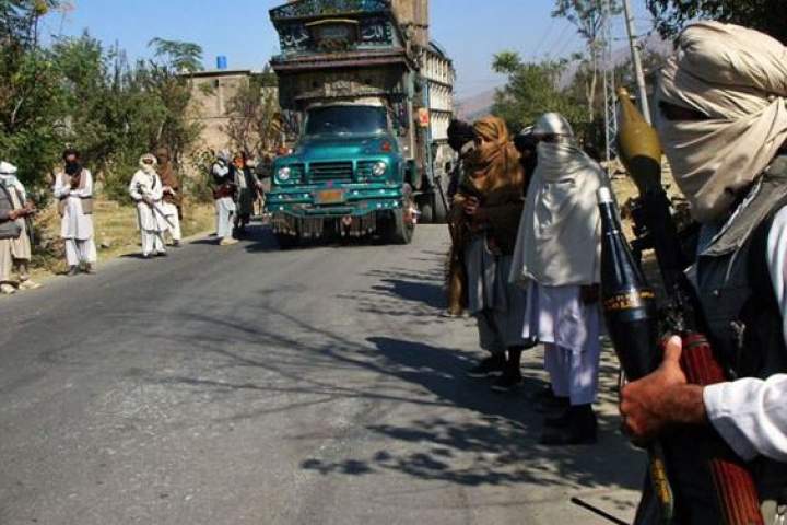 طالبان از یک هفته بدین‌سو در مسیر شاهراه سرپل-جوزجان چک‌پاینت دارند/ نامشخص بودن سرنوشت 8 فرد ربوده‌شده
