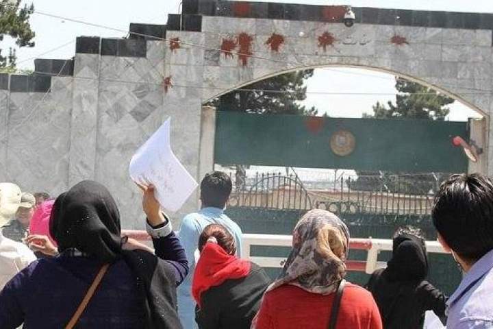 معترضان کابلی در اعتراض به راکت پراکنی پاکستان، بر سفارت پاکستان رنگ پاشیدند