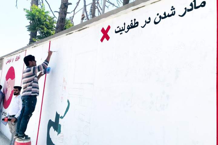 آگاهی‌دهی هنرمندان بلخ با نقاشی بر دیوار‌های زخمی شهر