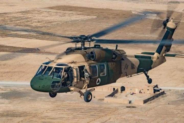 منبع امنیتی: یک هلیکوپتر در هلمند مورد حمله طالبان قرار گرفت