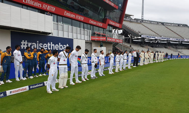 Pakistan and England cricket teams pay tribute to COVID-19 victims