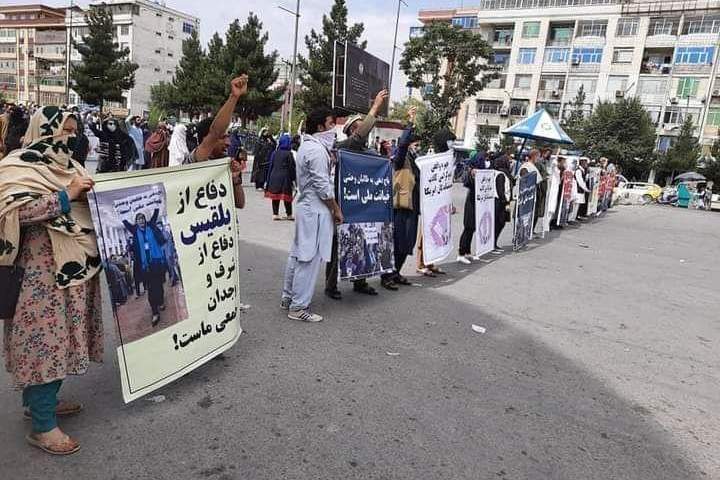 دفاع از بلقیس روشن در کابل؛ باج‌دهی به طالبان، خیانت ملی است