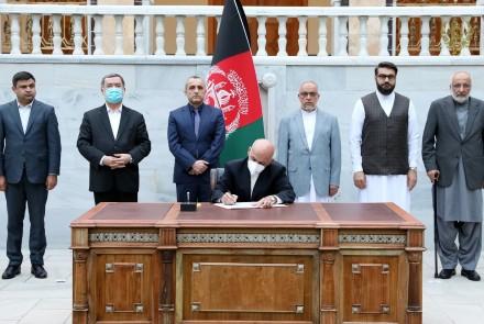 رئیس جمهور فرمان آزادی ۴۰۰ زندانی «خطرناک» طالبان را امضا کرد