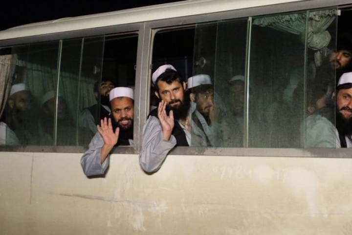 وجود 28 زندانی خارجی در میان چهارصد زندانی طالبان/ داکتر عبدالله چرا حضور زندانیان خارجی را انکار کرد؟