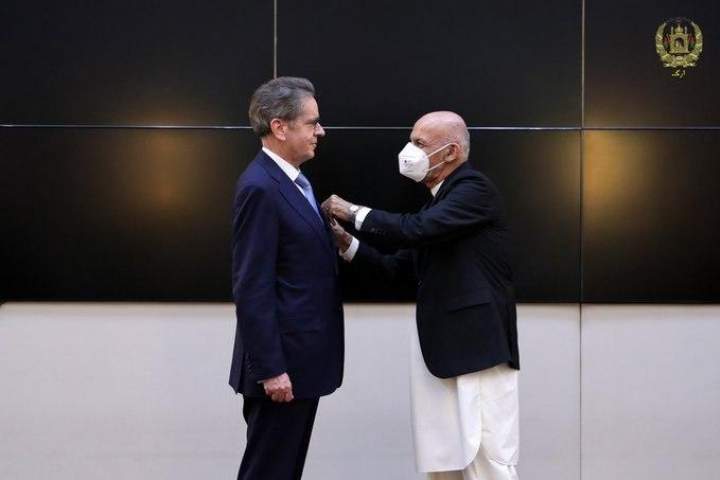 غنی، مدال غازی میرمسجدی خان را به سفیر اتحادیه اروپا اعطا کرد