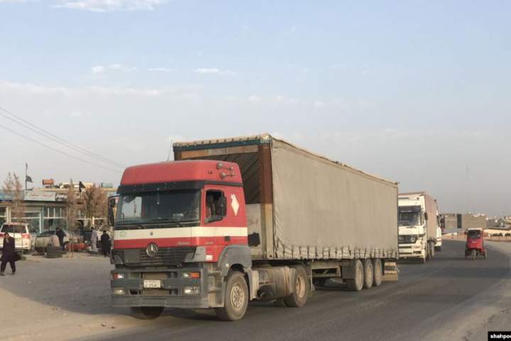 رانندگان موترهای باربری مسیر کابل-هرات از باج گیری پولیس شکایت دارند