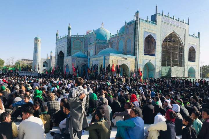 تجمع هزاران عزادار حسینی در صحن روضه مبارک مزارشریف