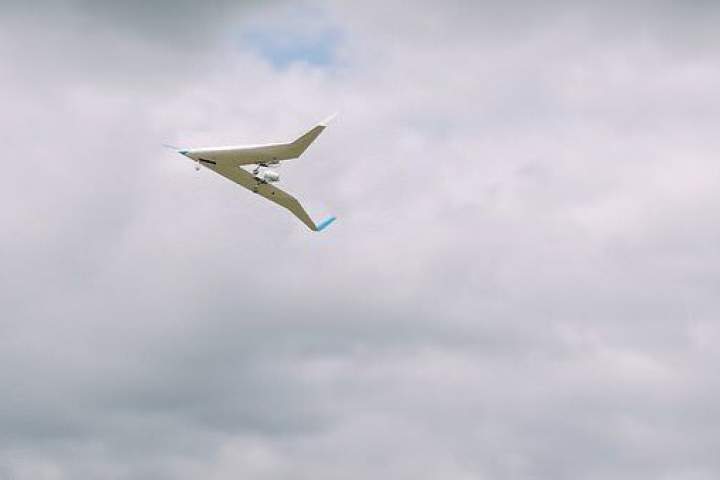 هواپیمای «وی» شکل در آسمان پرواز کرد
