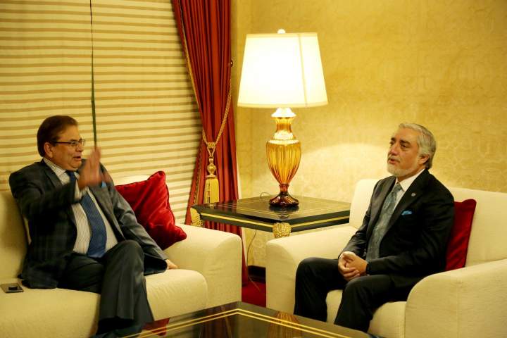 صادق خان: پاکستان از پایان جنگ در افغانستان حمایت می کند